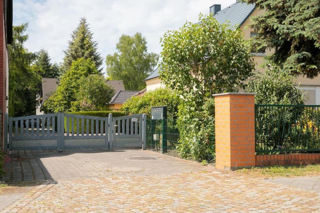 Charmantes Townhaus Mit Garten, W-Lan & Netflix Potsdam Extérieur photo